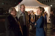Vicky (Katja Danowski, r.) wundert sich: nach einem Notruf brechen Polizeipräsident Plocher (Michael Prelle, l.) und Staatsanwalt Wagenknecht (Dominik Bender, M.) streberhaft eine Jubiläumsfeier der Polizei ab, um die ersten am Tatort zu sein.