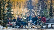 Die Crew von Rick Ness (3.v.l.) saß bei der letzten Goldwägung um die Feuerstelle herum