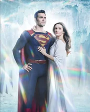 Clark Kent alias Superman (Tyler Hoechlin, l.); Lois Lane (Elizabeth Tulloch, r.)