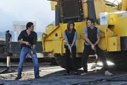 Steve (Alex O'Loughlin, r.), Kono (Grace Park, M.) und Chin (Daniel Dae Kim, l.)