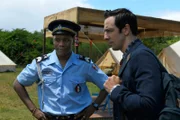 Auch wenn die Hinweise am Tatort die Ermittler auf eine erste Spur bringen, bleiben für Sergeant Hooper (Tobi Bakare, l.) und DI Parker (Ralf Little, r.) noch viele Fragen ungeklärt.