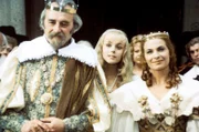 Jiří Sovák (König Rautenstrauch V., Vater von Prinzessin Rosentraut), Marie Horáková (Prinzessin Rosentraut), Milena Dvorská (Königin Hortensie, Mutter von Rosentraut)