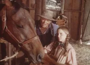 Ist das Pferd nicht zu erschöpft für den bevorstehenden Wettkampf? Mr. Dorfler (James Jeter, l.) ermuntert Laura (Melissa Gilbert, r.), am Rennen teilzunehmen und nicht aufzugeben.