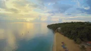 Rafael und Ana stammen aus Puerto Rico, haben aber fast ihr ganzes Leben im turbulenten New York City verbracht. Wenn sie in Rente sind, wollen sie wieder zurück zu ihren Wurzeln und ihren Familien. Doch ein Lottogewinn bringt sie dem Traum ein großes Stück näher: Ana hat mit einem Los eine Million Dollar gewonnen und spontan beschlossen, sofort nach Puerto Rico umzusiedeln.