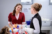 Maxi (Katharina Scheuba, l., mit Isabell Stern, r.) hat bezüglich Henry gemischte Gefühle und fürchtet sich vor der Fahrt mit der Geländemaschine.