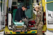 Kommissarin Amy Silva (Suranne Jones, li.) ist bestürzt und hinterfragt die Razzia der britischen Air Force. Sie konnte zwar aus dem Rebellenversteck befreit werden, doch es sind auch sehr viele Menschen gestorben.