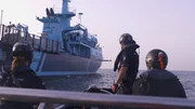 In Spanien werden jährlich rund 40 000 Autos gestohlen. Viele davon landen in Afrika. Deshalb nehmen Zollfahnder im Hafen von Barcelona ein verdächtiges Vehikel unter die Lupe, dass mit der Fähre nach Marokko verschifft werden soll. Der Fahrer des Wagens hat einen mauretanischen Pass, aber sein Führerschein ist möglicherweise gefälscht. Am Flughafen Madrid-Barajas ziehen aufmerksame Grenzschützer der Guardia Civil unterdessen drei mit Betäubungsmitteln gefüllte Rucksäcke aus dem Verkehr. Das ungestreckte Kokain hat einen Marktwert von über 700 000 Euro.