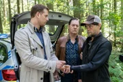 Nachdem Uwe Roberts (Lars Rudolph, r.) in der Nähe des Tatorts mit dem Smartphone des Opfers aufgefunden wird, kontrolliert Murnau (Christoph Schechinger, l.) dessen Hände auf Schmauchspuren.