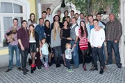V.l.: Patrick Müller mit Hund Stinker, Lars Steinhöfel, Amrei Haardt (vorne), Nora Koppen, Kai Noll (Jeanshemd), Avellina oder Vienna Hövel (Kind), Milos Vukovic, Tabea Heynig, Timothy Boldt, Olivia Burkhard, Stefan Franz, Stefano Ligorio, Petra Blossey, Claudelle Deckert, Ines Kurenbach (hinten), Finn Luca Cramer (Kind), Stefan Bockelmann (hinten), Luca Maric), Ben Ruedinger, Benjamin Kiss, Valea Katharina Scalabrino (vorne), Isabell Hertel, Benjamin Heinrich, Marvin Linke, Cronis Karakassidis, Ramon Ademes.