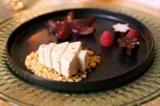 Das Dessert von Theresa Tischner: Lebkucheneis auf Streuseln mit Rotweinzwetschgen