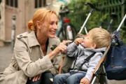 L-R:Bella (Andrea Sawatzki) und Patensohn Tom (Milo).