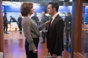 on right Dan Egan (Reid Scott)