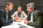 Die Rosenheimer Ermittler Hansen (Igor Jeftic, l.) und Stadler (Dieter Fischer, r.) nehmen ihren Garmischer Kollegen Anton Wölk (Thomas Unger, m.) in die Zange.