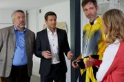 Die Kommissare Stadler (Dieter Fischer, l.) und Hansen (Igor Jeftic, 2.v.l.) sprechen mit Monika Leitner (Magdalena Steinlein, r.), die kurz zuvor noch im Yogastudio des Toten war, und deren Mann Armin (Rene Oltmanns, 2.v.r.).