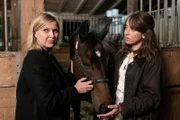 Veronika Ignaz (Catherine Bode, r.) gibt an, zur Tatzeit auf dem Hof gewesen zu sein.