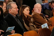 L-R: Jay Pritchett (Ed O'Neill), Gloria Delgado-Pritchett (Sofía Vergara), Donnie Pritchett (Jonathan Banks)