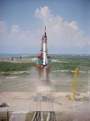 Start der Mercury-Redstone 3 am 5. Mai 1961 von Cape Caneveral: Die Mercury-Mission beförderte den NASA-Astronauten Alan B. Shepard als ersten Amerikaner ins All.