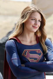Als Kara (Melissa Benoist) mit Kryptonit in Berührung kommt, werden ihre Fähigkeiten immens geschwächt, was ihren Kampf gegen die Gefangenen von Fort Ross außerordentlich erschwert ...