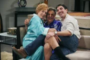 Bei den Dreharbeiten: Holland Taylor (l.), Mike Connors (M.) und Produzent (Chuck Lorre, r.) ...
