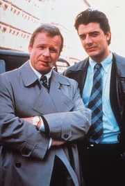 Mike Logan (Chris Noth, re.)