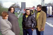 (v.li.) Andrea (Carina Wiese), Engelhardt (Charlotte Schwab), Semir (Erdogan Atalay) und Tom (Rene Steinke) rätseln über die Ursache des Bremsversagens.