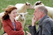 Ermittlungsarbeit: Nora (Loretta Stern, l.) und Jon (Frank Vockroth, r.) umringt von neugierigen Schafen.