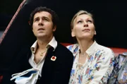 Franz Beckenbauer mit seiner damaligen Freundin Diana Sandmann: Auch die Frauen der Fußballer stehen nun in der Öffentlichkeit.
