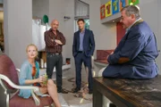 Die Ehefrau des Toten, Viktoria Weidner (Friederike Ott, l.), und der Rosenheimer Cocktailkönig Paul Kassner (Leon Boden, 2.v.l.) geraten in den Fokus der Kommissare (Joseph Hannesschläger, r.; Igor Jeftic, 2.v.r.).