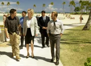 Der Computerspezialist und Ex-NSA-Mitarbeiter Roland wird auf dem Weg zu einem Termin auf einem Stützpunkt der Air Force brutal entführt. Steve McGarrett (Alex O'Loughlin, l.) und Danny Williams (Scott Caan, r.) beginnen mit den Ermittlungen, doch kann Governor Pat Jameson (Jean Smart, M.) ihnen weiterhelfen?