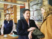 MDR Fernsehen IN ALLER FREUNDSCHAFT FOLGE 177, "Ich liebe dich, Mama". Charlotte (Ursula Karusseit, links) kann nicht glauben, dass Verwaltungschefin Marquardt (Alexa Maria Surholt, rechts) den Drachen als die neue Oberschwester Ruth Faust (Eva Maria Bayerwaltes) begrüßt!