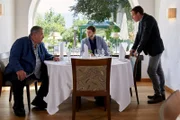 Die Kommissare Hofer (Joseph Hannesschläger, l.) und Bach (Patrick Kalupa, r.) befragen Peter Salbert (Sebastian Fritz, M.), einen der Konkurrenten des Opfers.