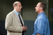 Edwin Adelson (Stephen Tobolowsky, l.) muss Detective Elliot Stabler (Christopher Meloni) Rede und Antwort stehen. Er wird verdächtigt, ein zehnjähriges Mädchen missbraucht zu haben.
