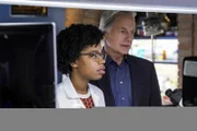 Kasie Hines (Diona Reasonover, l.); Leroy Jethro Gibbs (Mark Harmon, r.)