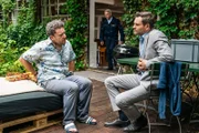 Kommissar Jonas Fischer (Lukas Piloty, r.) befragt den Tischler Janni Hauser (Jakob Schreier, l.) zu seiner toten Mitbewohnerin. (Komparse im Bild)