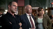 Capt. Cragen (Dann Florek, mi.) zeigt Stabler (Christopher Meloni, li.) und Benson (Mariska Hargitay, re.) das Video...