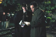 Law and Order Criminal Intent Season4, Criminal Intent Verbrechen im Visier Staffel4, Regie USA 2001, Darsteller -- "Silver Lining" -- Pictured: (l-r) Brian Hutchinson as Det. Bruno, Vincent D'Onofrio as Det. Robert Goren -- NBC Universal photo: Jessica Burstein