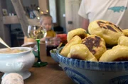 Ein typisch elsässisches Rezept: In Ingwiller bereitet Justine leckere Dampfnudeln zu.