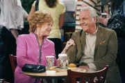 Evelyn (Holland Taylor, l.), die Mutter von Charlie und Alan, hat wieder einmal einen neuen Liebhaber (Robert Wagner, r.) ...
