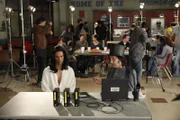 Während Studienleiter Pelton mal wieder gegen alles und jeden kämpft, kommt Shirley auf die Idee, einen religiös motivierten Film zu drehen und bitten Abed (Danny Pudi, l.) um filmischen und kreativen Beistand ...