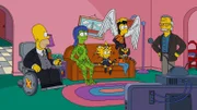 Die Simpsons (v.l.n.r.: Homer, Marge, Lisa, Bart und Maggie) und Comic-Autor Stan Lee ...