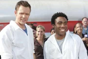 Haben die Aufgabe den Flugsimulator des Colleges auf Vordermann zu bringen: Jeff (Joel McHale, l.) und Troy (Donald Glover, r.) ...