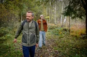 Erik (Sven Waasner, vorne) ist erleichtert, als Caspar (Andreas Hagl, hinten) ihm versichert, dass er sich bezüglich Lale zurückhalten wird.