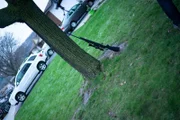 Das Gewehr lehnt an einem Baum