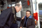 Der Fahrer und Eigentümer des Unfallbusses, Fallada (Jockel Tschiersch, re.), erzählt Bonrath (Gottfried Vollmer) von seinem Verdacht, dass der Anschlag ihm galt...