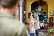Vincent (Martin Walde, l. hinten) ist schockiert, als er sieht, wie Ana (Soluna-Delta Kokol, l. vorne) und Philipp (Robin Schick, r. vorne) sich küssen.