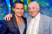 rbb Fernsehen DAS GROßE KLEINKUNSTFESTIVAL 2014, "Aus dem Berliner Kabarett-Theater „Die Wühlmäuse“". Dieter Hallervorden lädt die besten Künstler von Kabarett bis Comedy zum Wettstreit ein. Durch das dreistündige Live-Programm führt wie immer Dieter Nuhr. Er begrüßt u. a. Kurt Krömer, Horst Evers, Tobias Mann, das britische Comedy-Duo „Men in Coats“, die Vorjahressieger Michael Krebs und Der Tod. -  Moderator Dieter Nuhr (li.) und Gastgeber Dieter Hallervorden beim Kleinkunstfestival 2013.