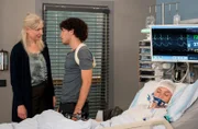 Lisa Conradi (Komparsin, r.) liegt im künstlichen Koma. Neben dem Krankenbett ihrer Tochter streitet Michaela Conradi (Antje Widdra, l.) mit ihrem Sohn Jonas (Riccardo Campione, M.).