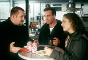 V.l. Die beiden Kölner Hauptkommissare Freddy Schenk (Dietmar Bär) und Max Ballauf (Klaus J. Behrendt) neben ihrer Mitarbeiterin Franziska (Tessa Mittelstaedt) besprechen ihr weiteres Vorgehen im aktuellen Fall mit Mord und Kindesmisshandlung.