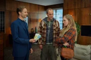 Therapie mit Geld-Zurück-Garantie: Jörn (Thomas Niehaus, Mitte) und seine Frau Mareike (Katharina Heyer) bei Paartherapeut Klaus Kranitz (Jan Georg Schütte, li.).