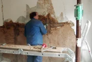 ...während sich Roland um die Wand kümmert.